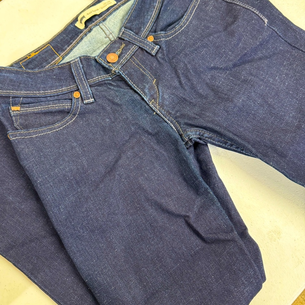 Women’s low rise bootcut Levi jeans - size 27